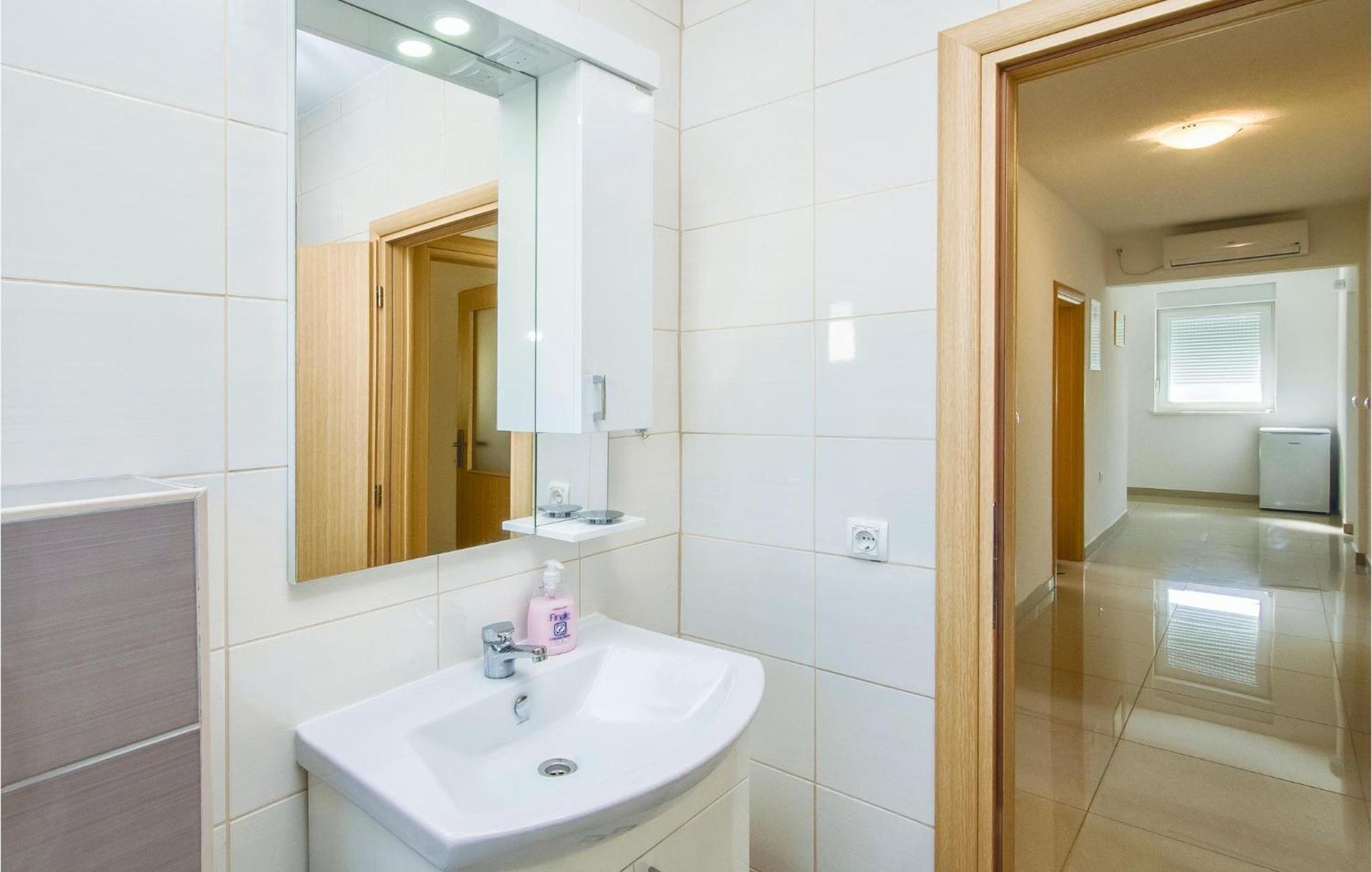 Gorgeous Apartment In Mali Rat With Kitchen Sumpetar Ngoại thất bức ảnh