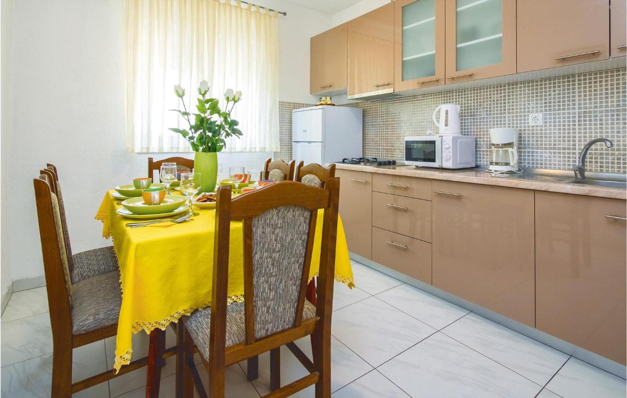 Gorgeous Apartment In Mali Rat With Kitchen Sumpetar Ngoại thất bức ảnh