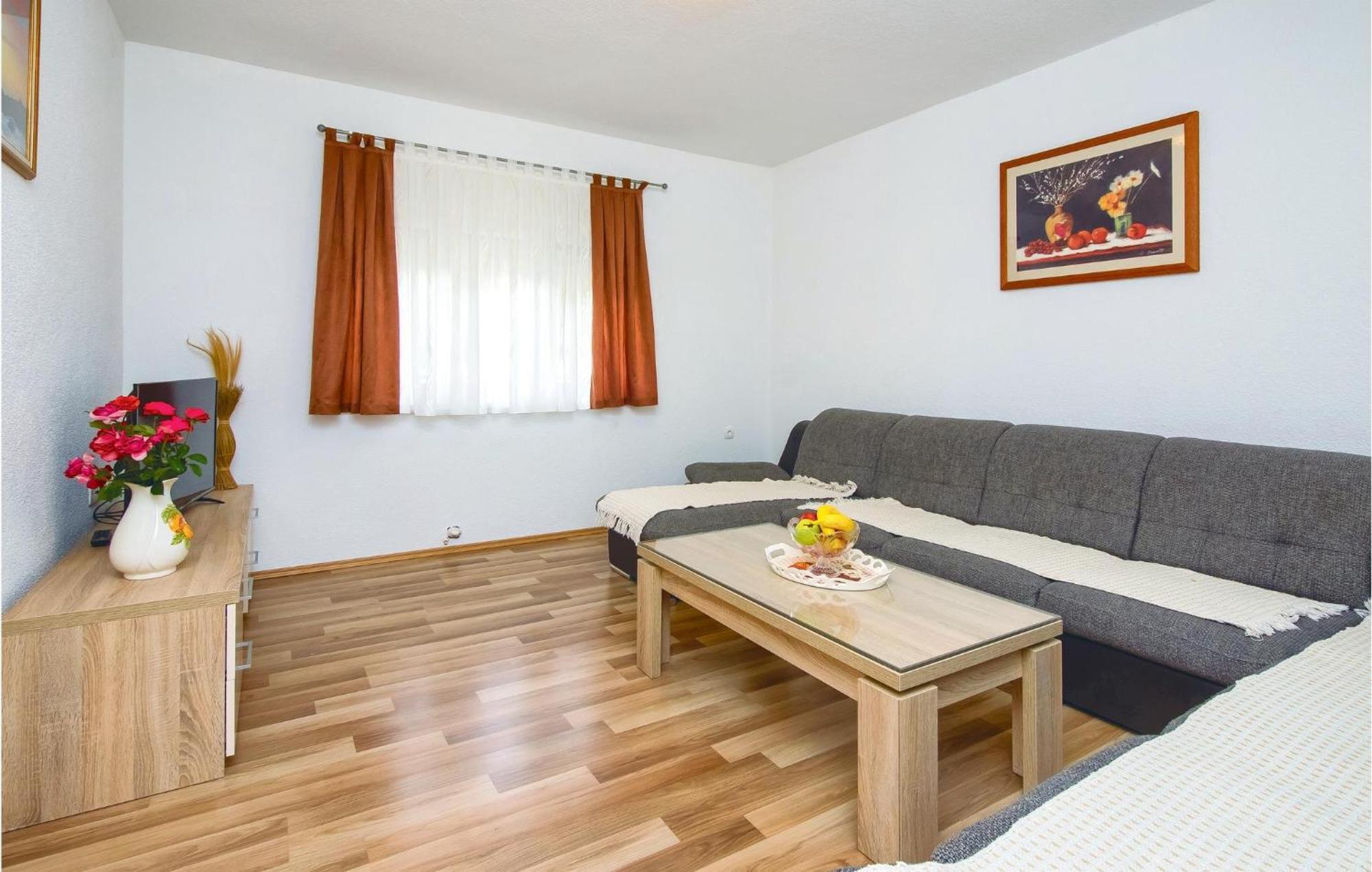 Gorgeous Apartment In Mali Rat With Kitchen Sumpetar Ngoại thất bức ảnh